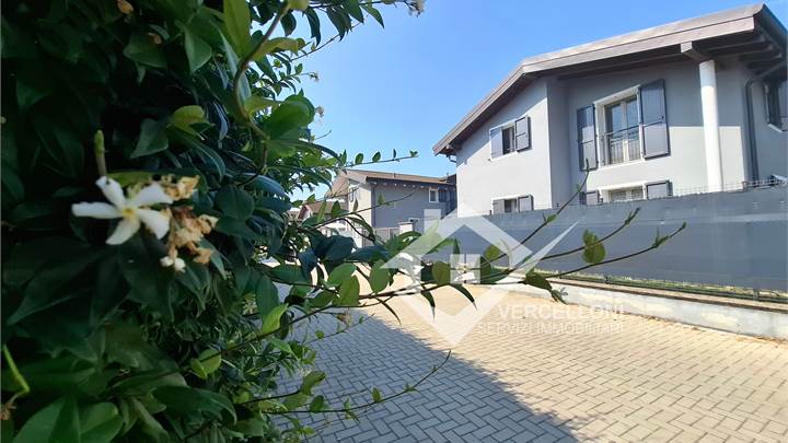 VILLA BIFAMILIARE CON BOX E GIARDINO 