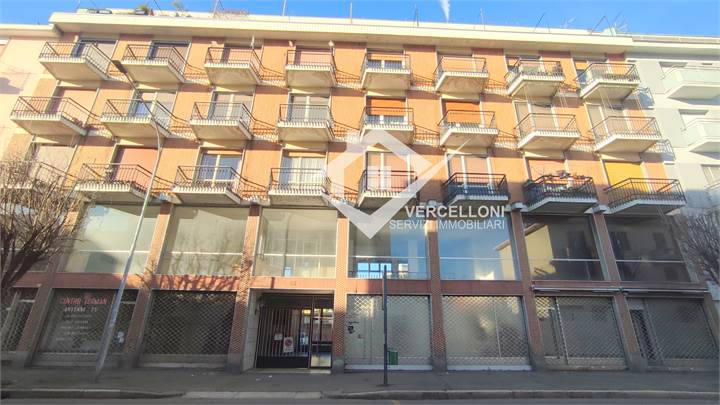 TRE LOCALI CON POSTO AUTO 