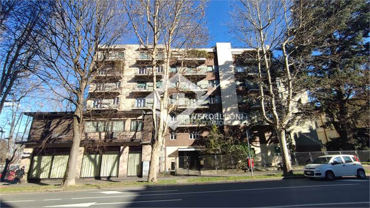 TRE LOCALI CON BOX  DA RISTRUTTURARE 