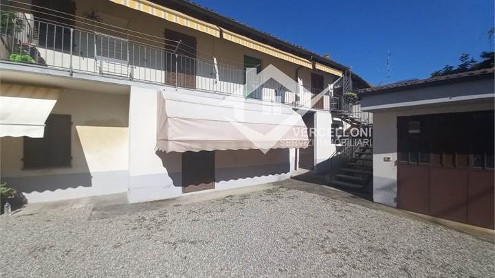 VENDESI LOCALE COMMERCIALE 