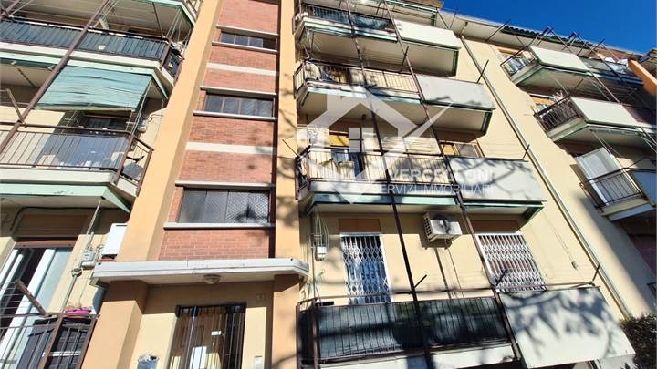 VENDESI TRE LOCALI PIU SERVIZI E CANTINA